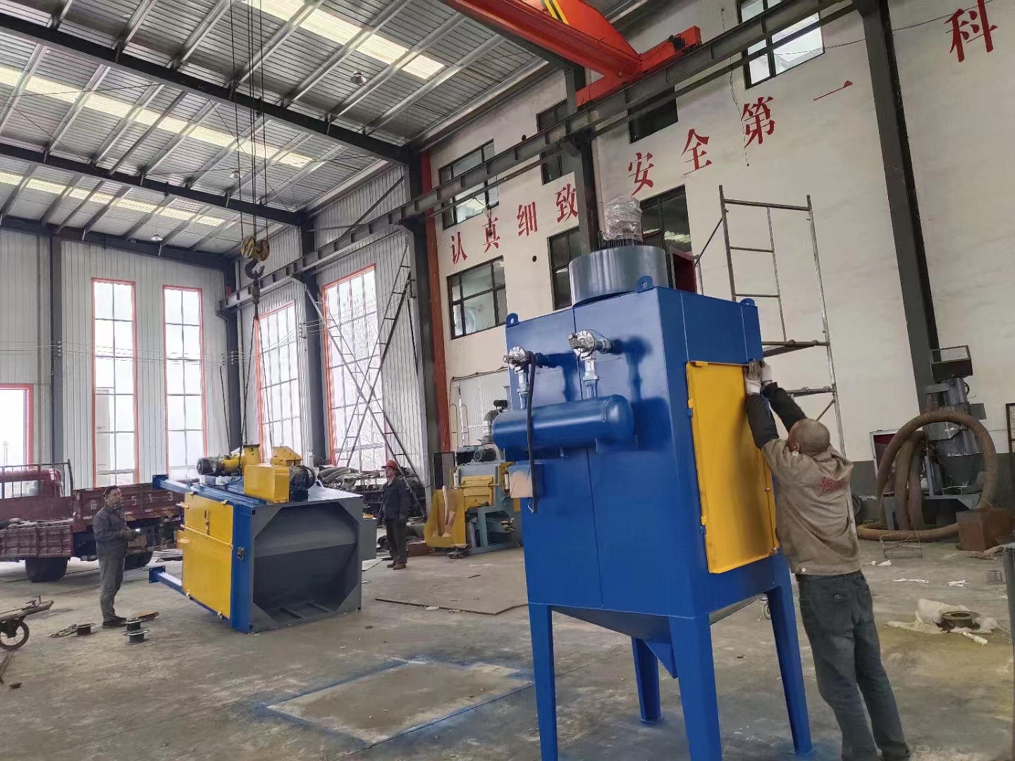 連續(xù)履帶通過拋丸清理機_履帶式拋丸機怎樣除塵_履帶式拋丸清理機q326