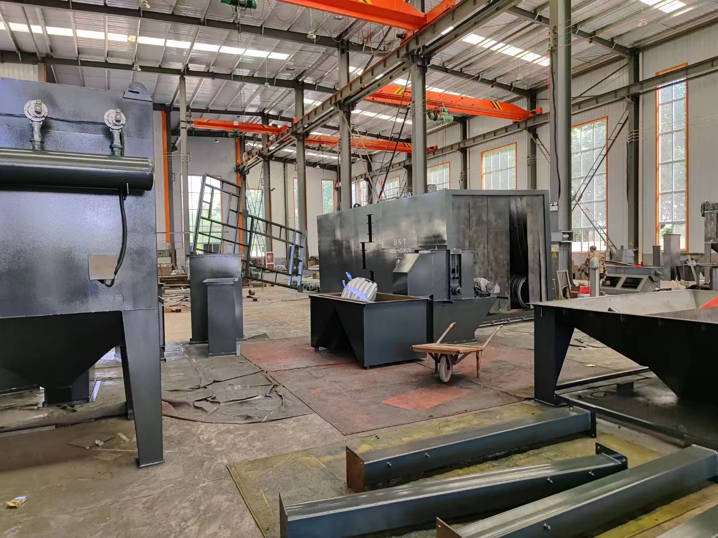 履帶拋丸機視頻_連續履帶通過拋丸打砂機_連續履帶式拋丸機